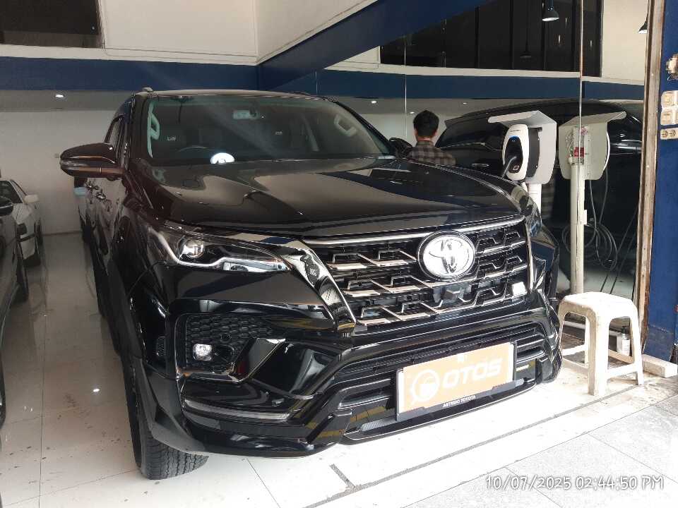 2023 Toyota Fortuner 2.8 GR Sport - Foto 1 dari 6