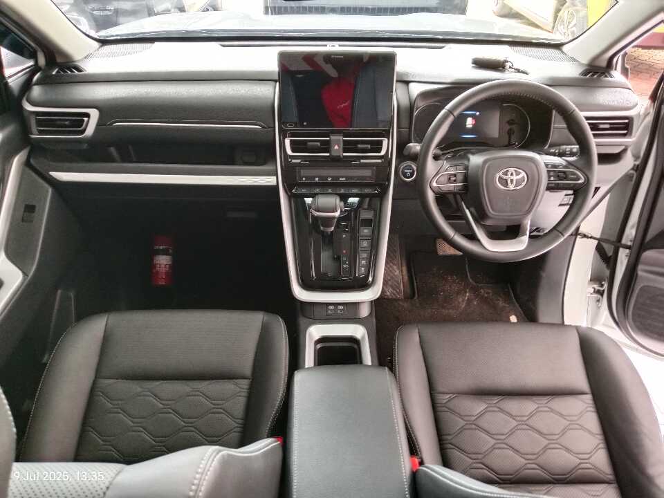 Foto Mobil Bekas Dashboard Toyota Innova 2.0 Zenix Q HV CVT TSS tahun 2023