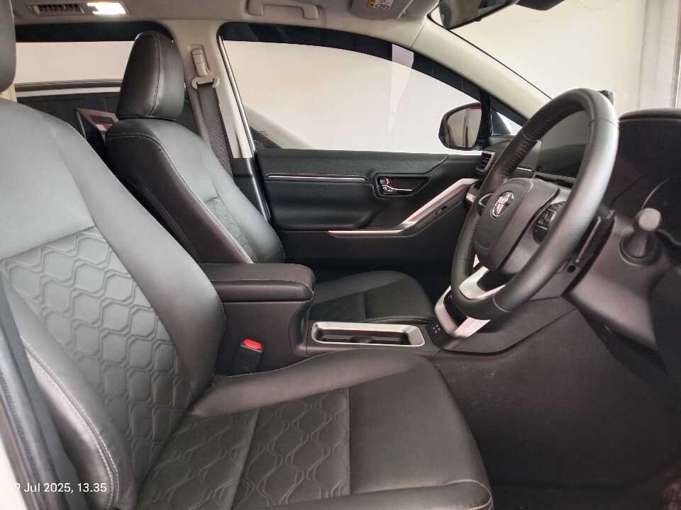 Foto Mobil Bekas Kabin Depan Toyota Innova 2.0 Zenix Q HV CVT TSS tahun 2023