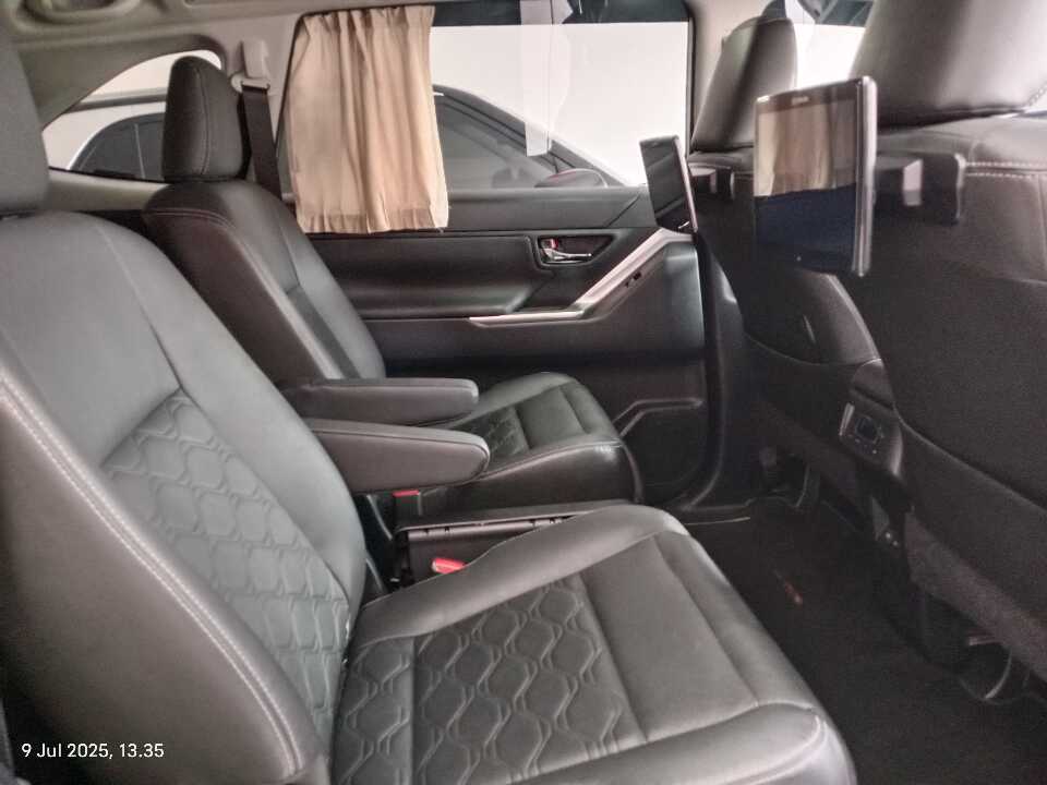 Foto Mobil Bekas Kabin Belakang Toyota Innova 2.0 Zenix Q HV CVT TSS tahun 2023