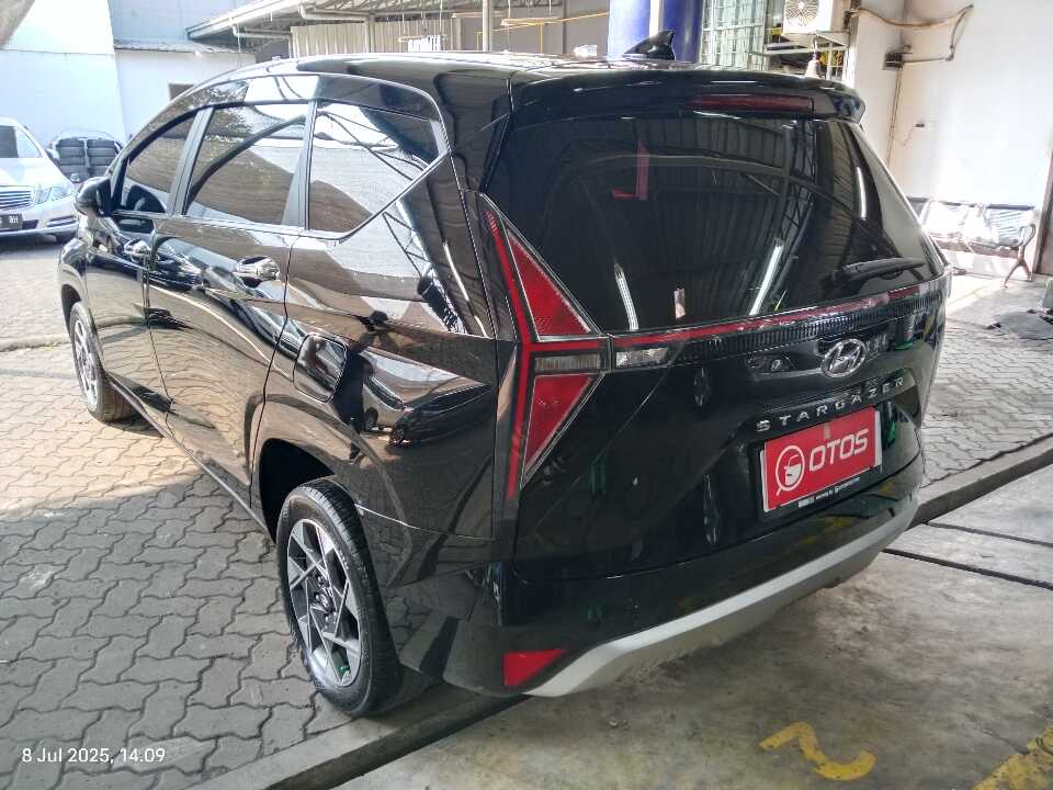 Foto Mobil Bekas Kiri Belakang Hyundai Stargazer 1.5 Prime tahun 2022