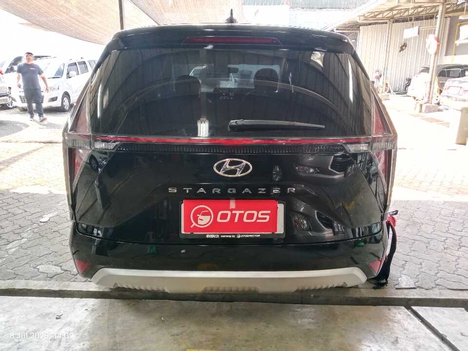 Foto Mobil Bekas Tampak Belakang Hyundai Stargazer 1.5 Prime tahun 2022