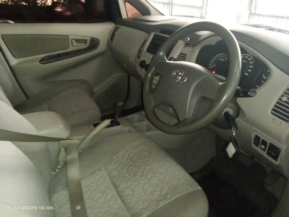 Foto Mobil Bekas Kabin Depan Toyota Innova 2.0 E tahun 2013