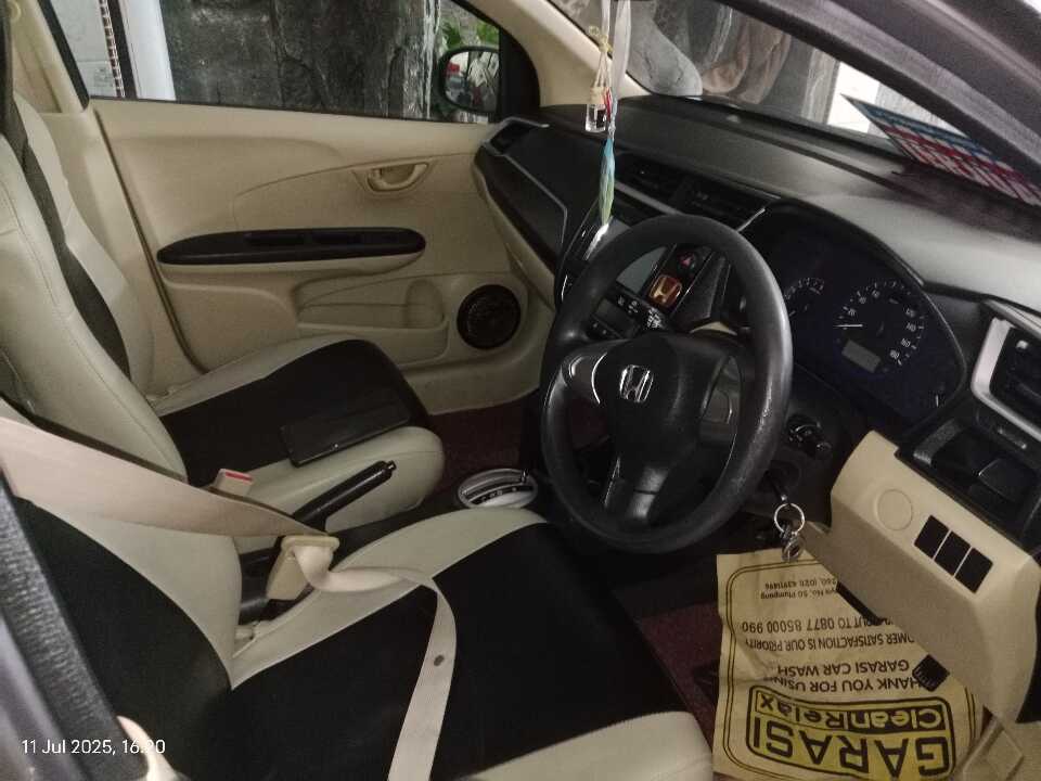 Foto Mobil Bekas Kabin Depan Honda Mobilio 1.5 E tahun 2016