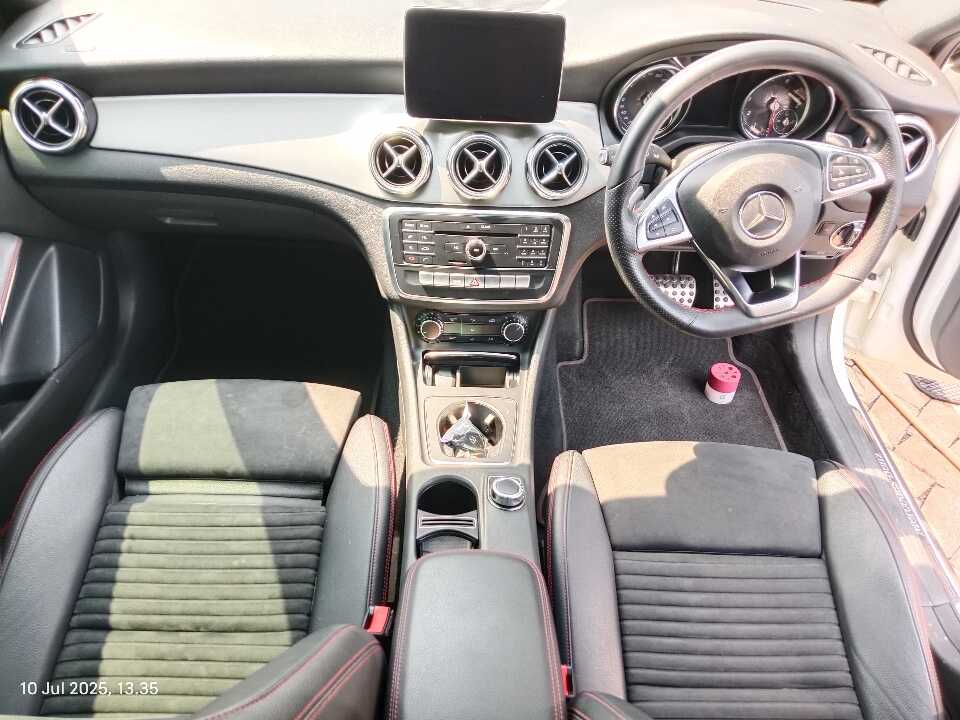 Foto Mobil Bekas Dashboard Mercedes-Benz GLA200 1.6 AMG tahun 2019