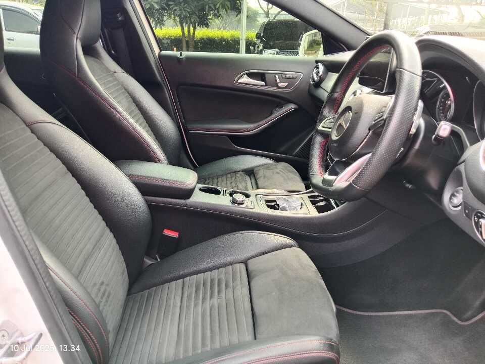 Foto Mobil Bekas Kabin Depan Mercedes-Benz GLA200 1.6 AMG tahun 2019