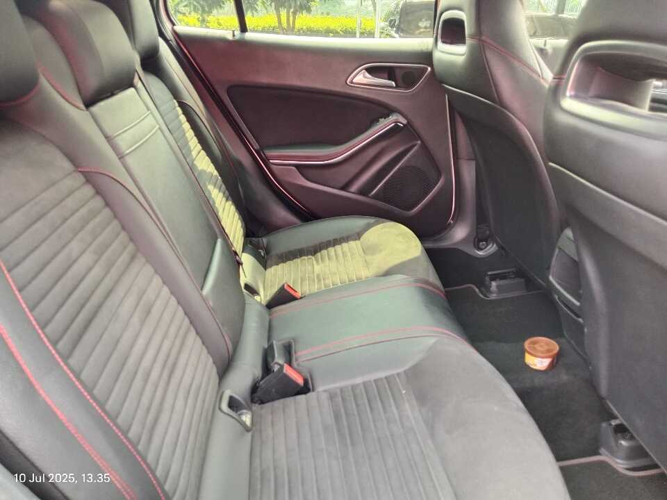 Foto Mobil Bekas Kabin Belakang Mercedes-Benz GLA200 1.6 AMG tahun 2019