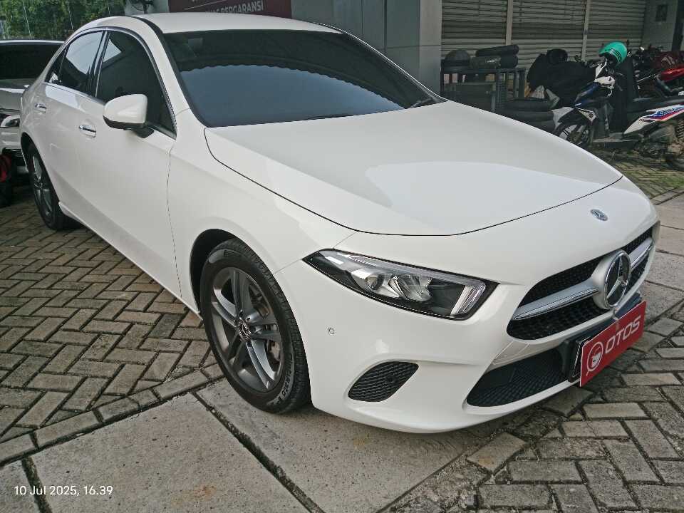 2021 Mercedes-Benz A200 1.3 - Foto 1 dari 6