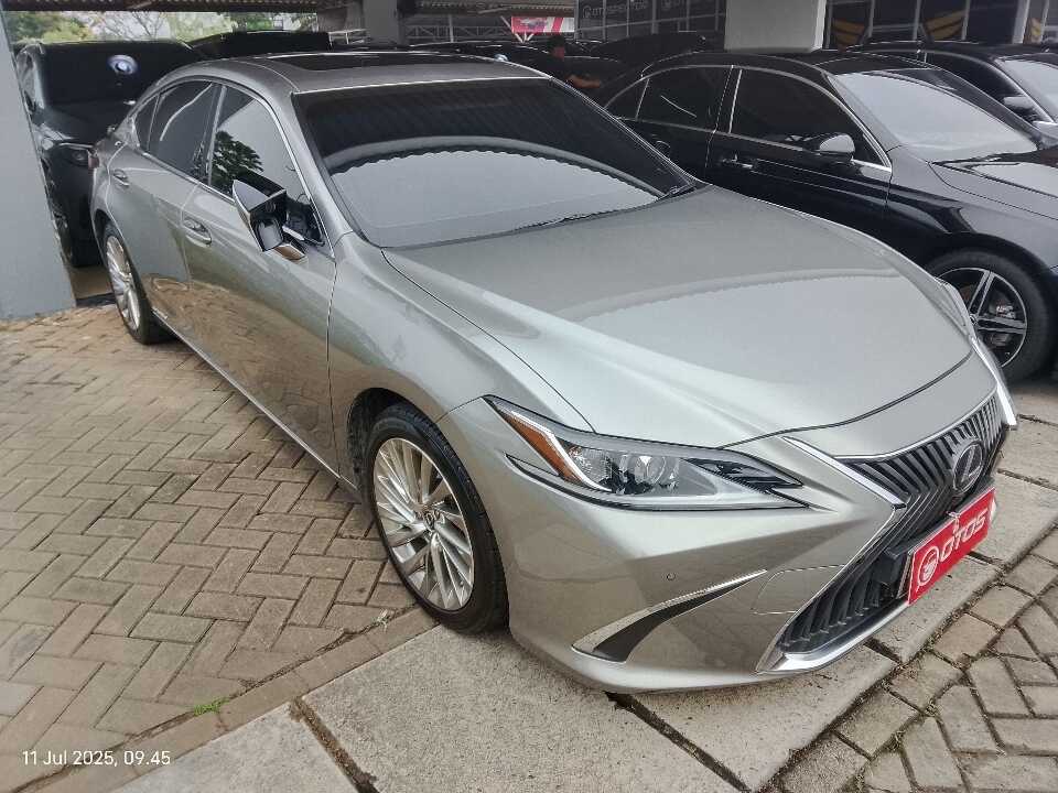 2021 Lexus ES 300h 2.5 Ultra Luxury - Foto 1 dari 6