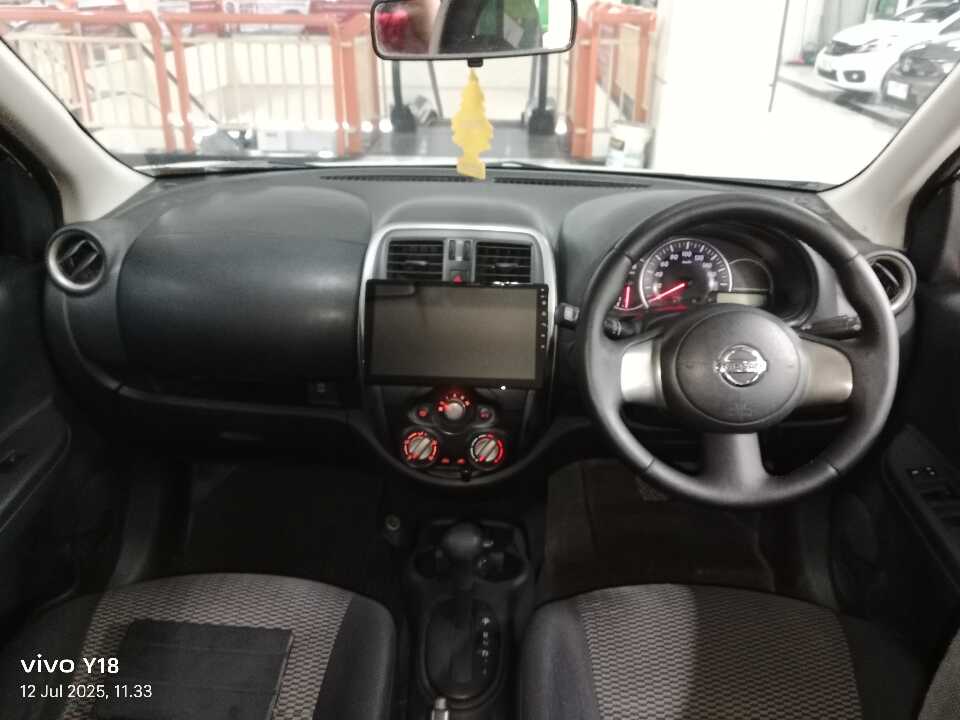 Foto Mobil Bekas Dashboard Nissan March 1.2 tahun 2015