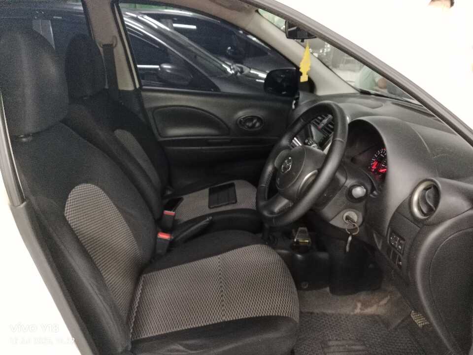 Foto Mobil Bekas Kabin Depan Nissan March 1.2 tahun 2015
