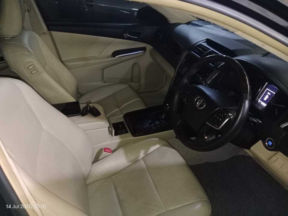 Foto Mobil Bekas Kabin Depan Toyota Camry 2.5 V tahun 2015