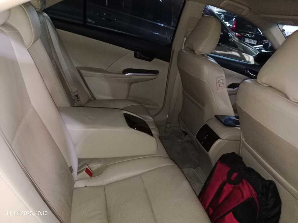 Foto Mobil Bekas Kabin Belakang Toyota Camry 2.5 V tahun 2015