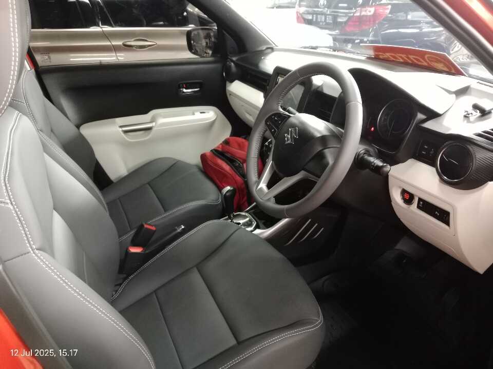 Foto Mobil Bekas Kabin Depan Suzuki Ignis 1.2 tahun 2023