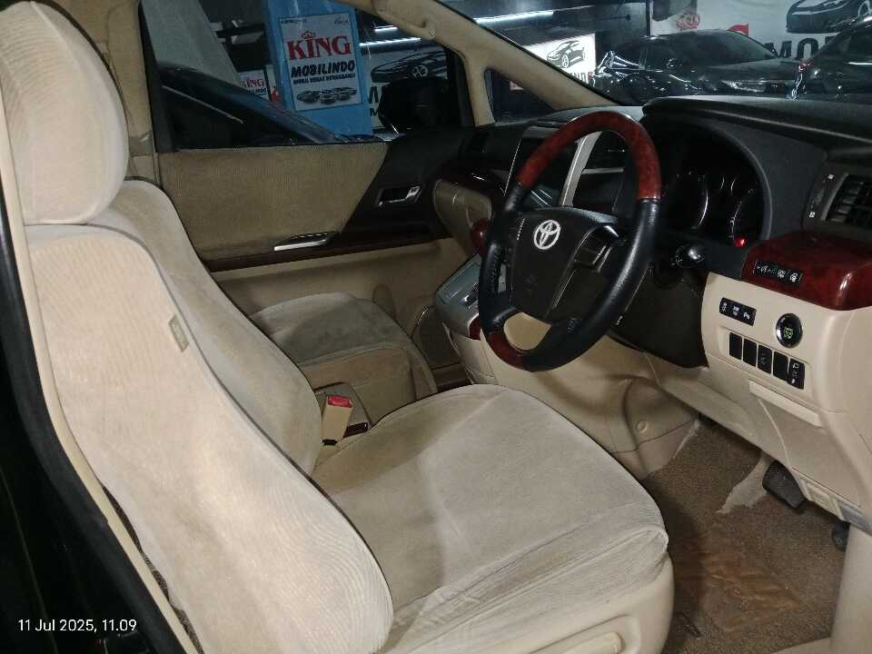 Foto Mobil Bekas Kabin Depan Toyota Alphard 2.4 tahun 2010