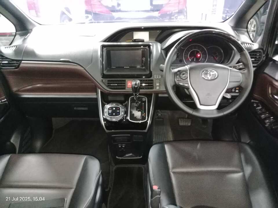 Foto Mobil Bekas Dashboard Toyota Voxy 2.0 tahun 2018