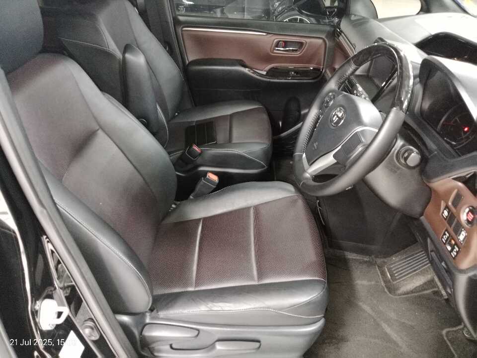 Foto Mobil Bekas Kabin Depan Toyota Voxy 2.0 tahun 2018
