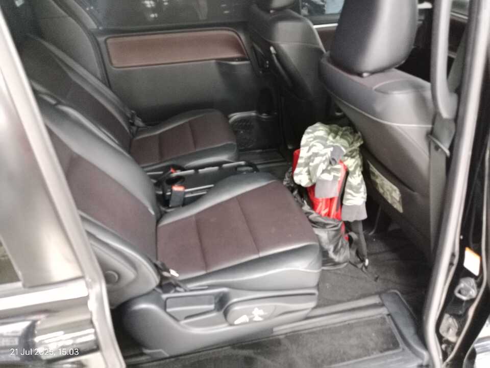 Foto Mobil Bekas Kabin Belakang Toyota Voxy 2.0 tahun 2018