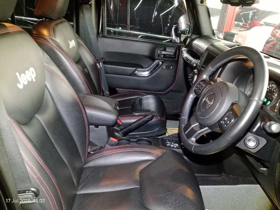 Foto Mobil Bekas Kabin Depan Jeep Wrangler 3.0 tahun 2015