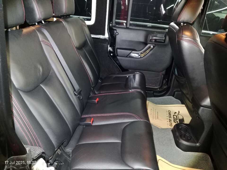 Foto Mobil Bekas Kabin Belakang Jeep Wrangler 3.0 tahun 2015
