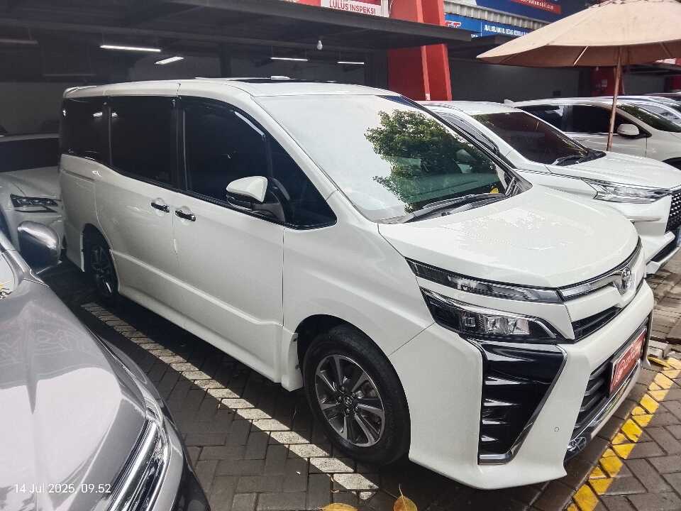 2020 Toyota Voxy 2.0 R80 - Foto 1 dari 6