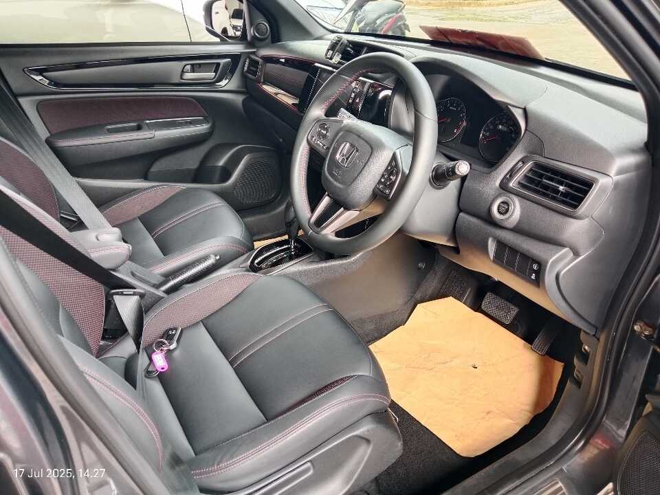 Foto Mobil Bekas Kabin Depan Honda WR-V 1.5 RS tahun 2024
