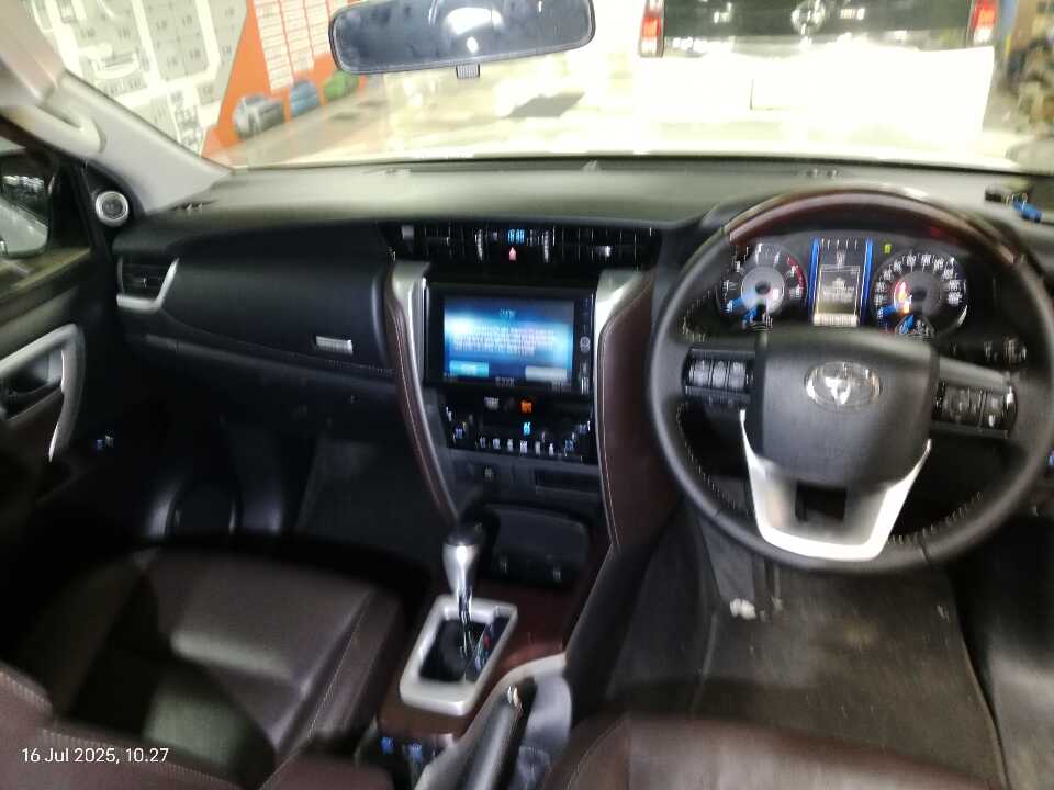 Foto Mobil Bekas Dashboard Toyota Fortuner 2.4 4X2 VRZ tahun 2016