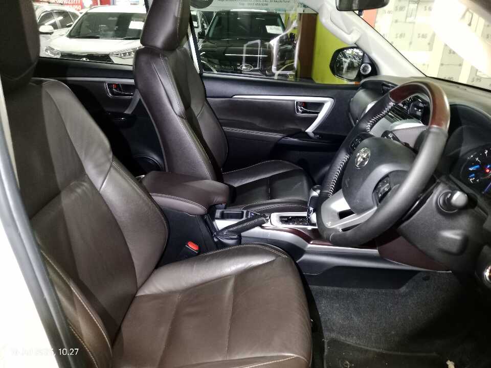 Foto Mobil Bekas Kabin Depan Toyota Fortuner 2.4 4X2 VRZ tahun 2016