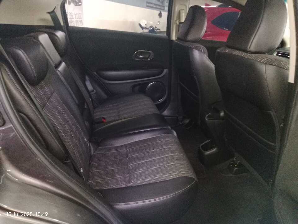Foto Mobil Bekas Kabin Belakang Honda HR-V 1.5 tahun 2016