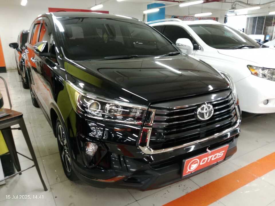 2022 Toyota Kijang Innova 2.4 Venturer - Foto 1 dari 6