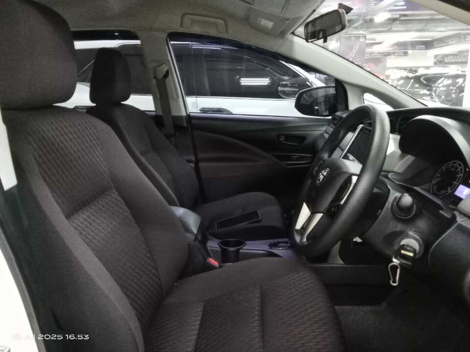 Foto Mobil Bekas Kabin Depan Toyota Innova 2.0 G tahun 2022