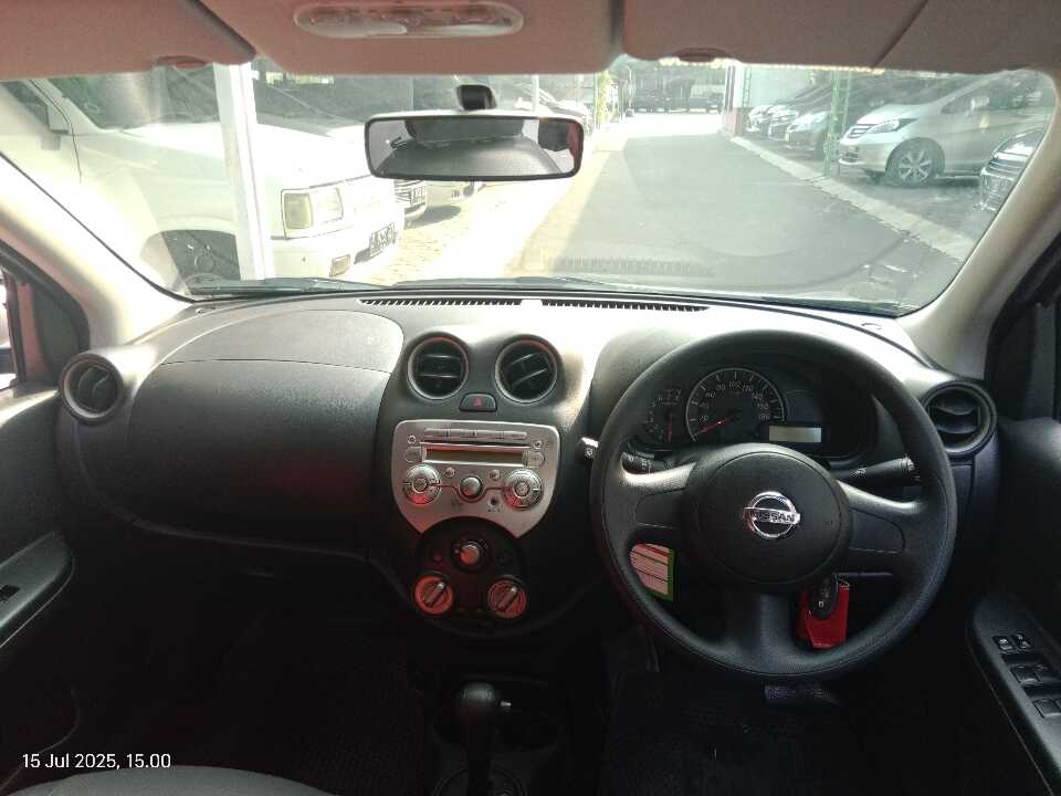 Foto Mobil Bekas Dashboard Nissan March 1.2 tahun 2011