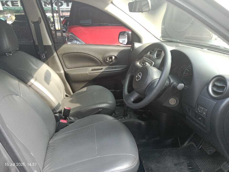 Foto Mobil Bekas Kabin Depan Nissan March 1.2 tahun 2011