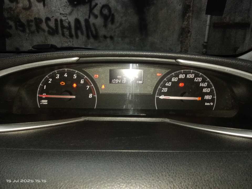 Foto Mobil Bekas Odometer Toyota Sienta 1.5 V tahun 2016
