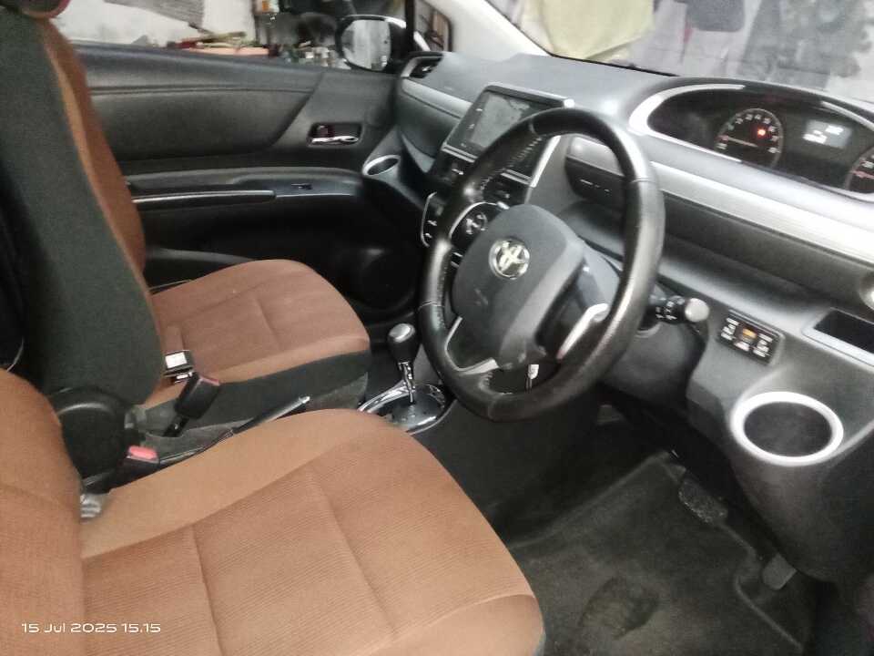 Foto Mobil Bekas Kabin Depan Toyota Sienta 1.5 V tahun 2016