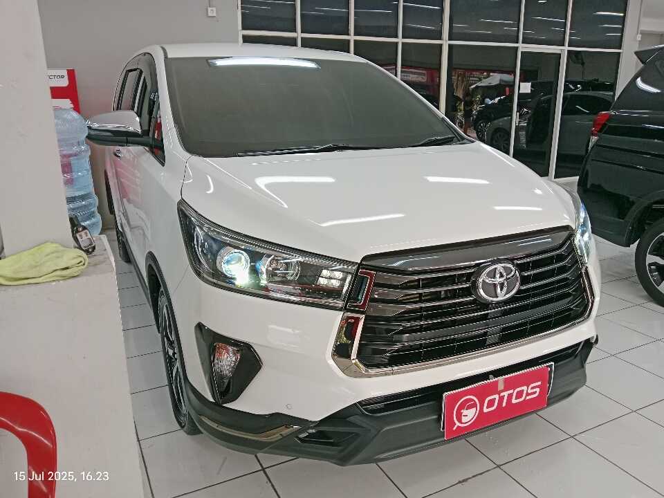 2022 Toyota Kijang Innova 2.4 Venturer - Foto 1 dari 6
