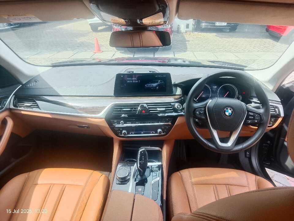 Foto Mobil Bekas Dashboard BMW 520i 2.0 tahun 2018