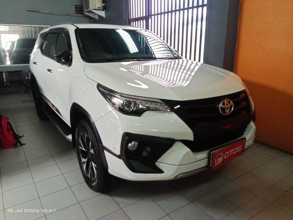 2017 Toyota Fortuner 2.4 4X2 VRZ TRD - Foto 1 dari 6