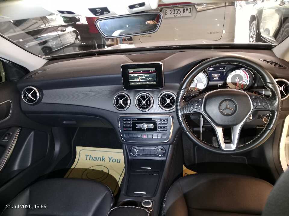 Foto Mobil Bekas Dashboard Mercedes-Benz GLA200 1.6 tahun 2015