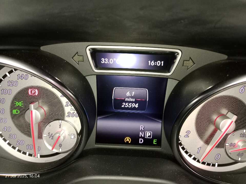 Foto Mobil Bekas Odometer Mercedes-Benz GLA200 1.6 tahun 2015