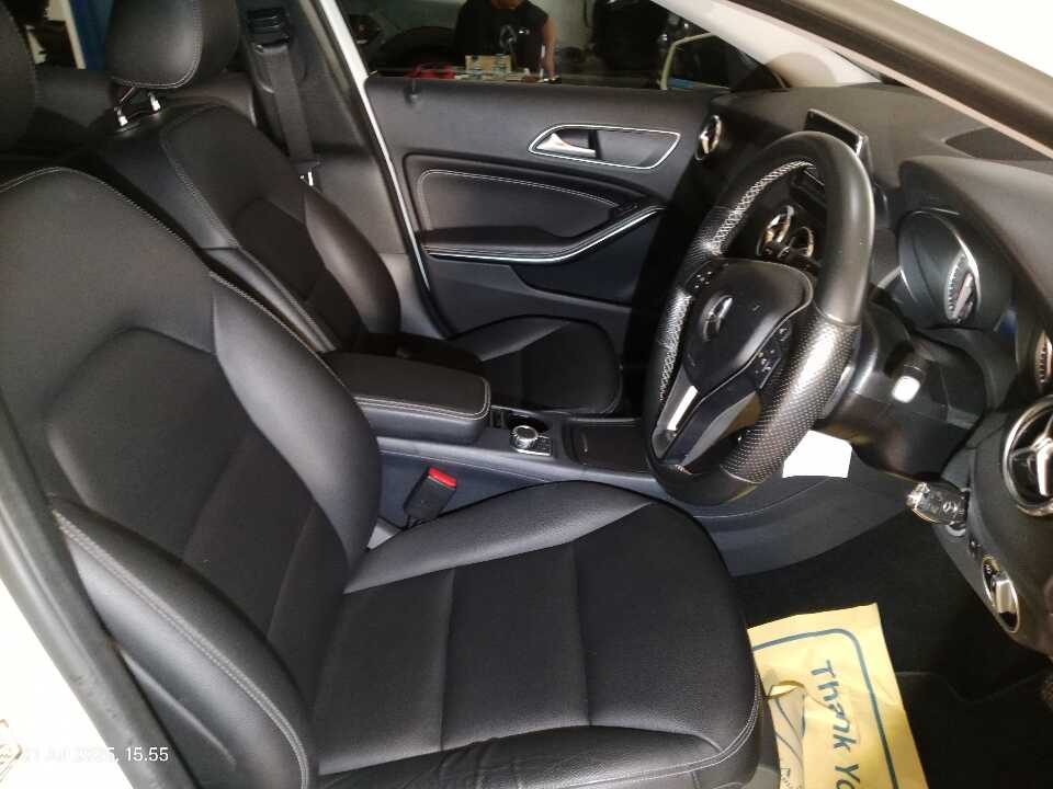Foto Mobil Bekas Kabin Depan Mercedes-Benz GLA200 1.6 tahun 2015
