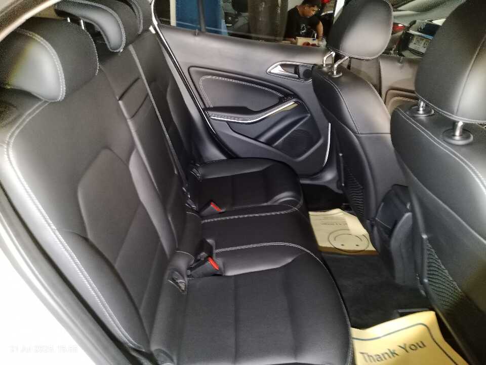 Foto Mobil Bekas Kabin Belakang Mercedes-Benz GLA200 1.6 tahun 2015