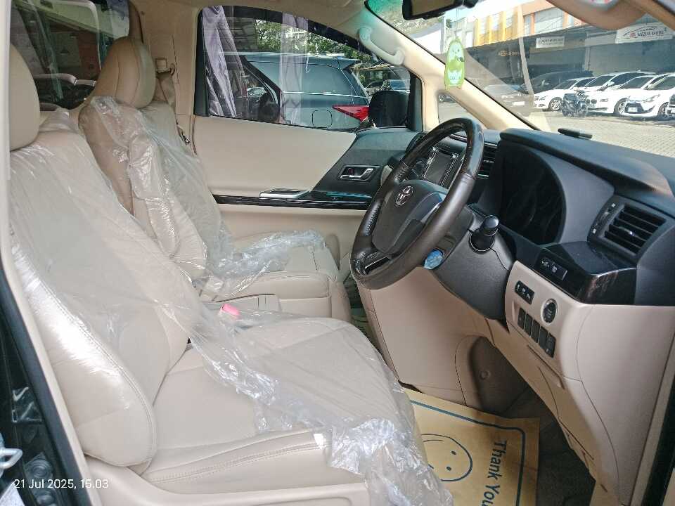 Foto Mobil Bekas Kabin Depan Toyota Alphard 2.4 G tahun 2012