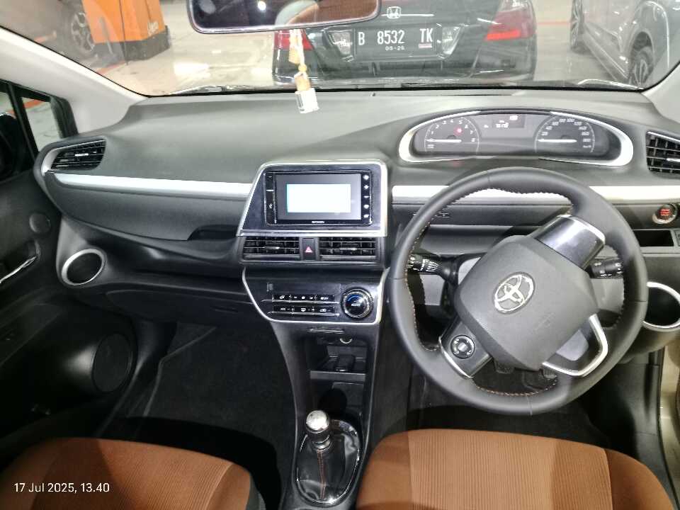 Foto Mobil Bekas Dashboard Toyota Sienta 1.5 V tahun 2017