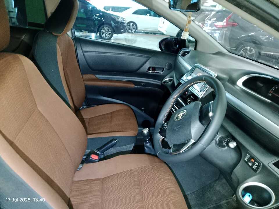 Foto Mobil Bekas Kabin Depan Toyota Sienta 1.5 V tahun 2017