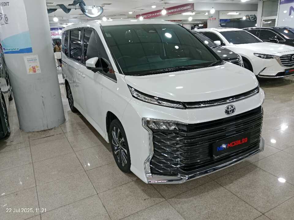 2022 Toyota Voxy 2.0 - Foto 1 dari 6