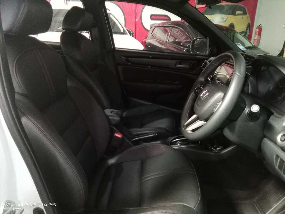 Foto Mobil Bekas Kabin Depan Honda WR-V 1.5 RS tahun 2023