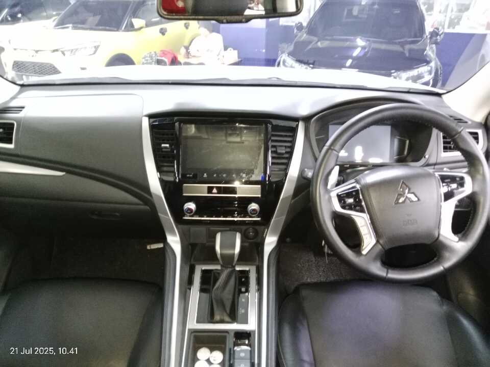 Foto Mobil Bekas Dashboard Mitsubishi Pajero Sport 2.4 Dakar 4X2 tahun 2021
