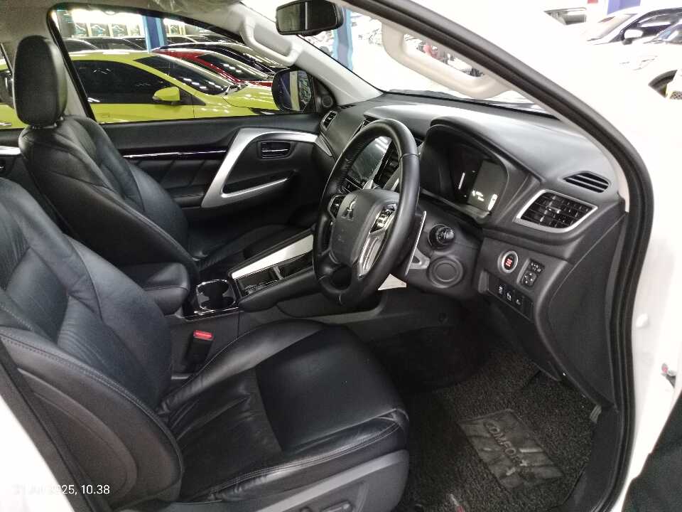 Foto Mobil Bekas Kabin Depan Mitsubishi Pajero Sport 2.4 Dakar 4X2 tahun 2021