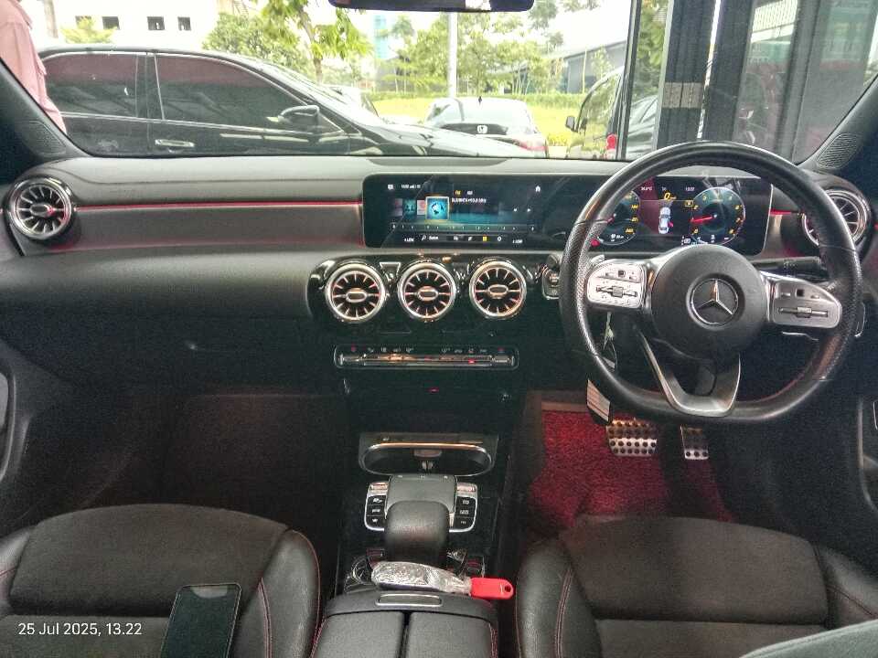 Foto Mobil Bekas Dashboard Mercedes-Benz CLA200 1.3 tahun 2019